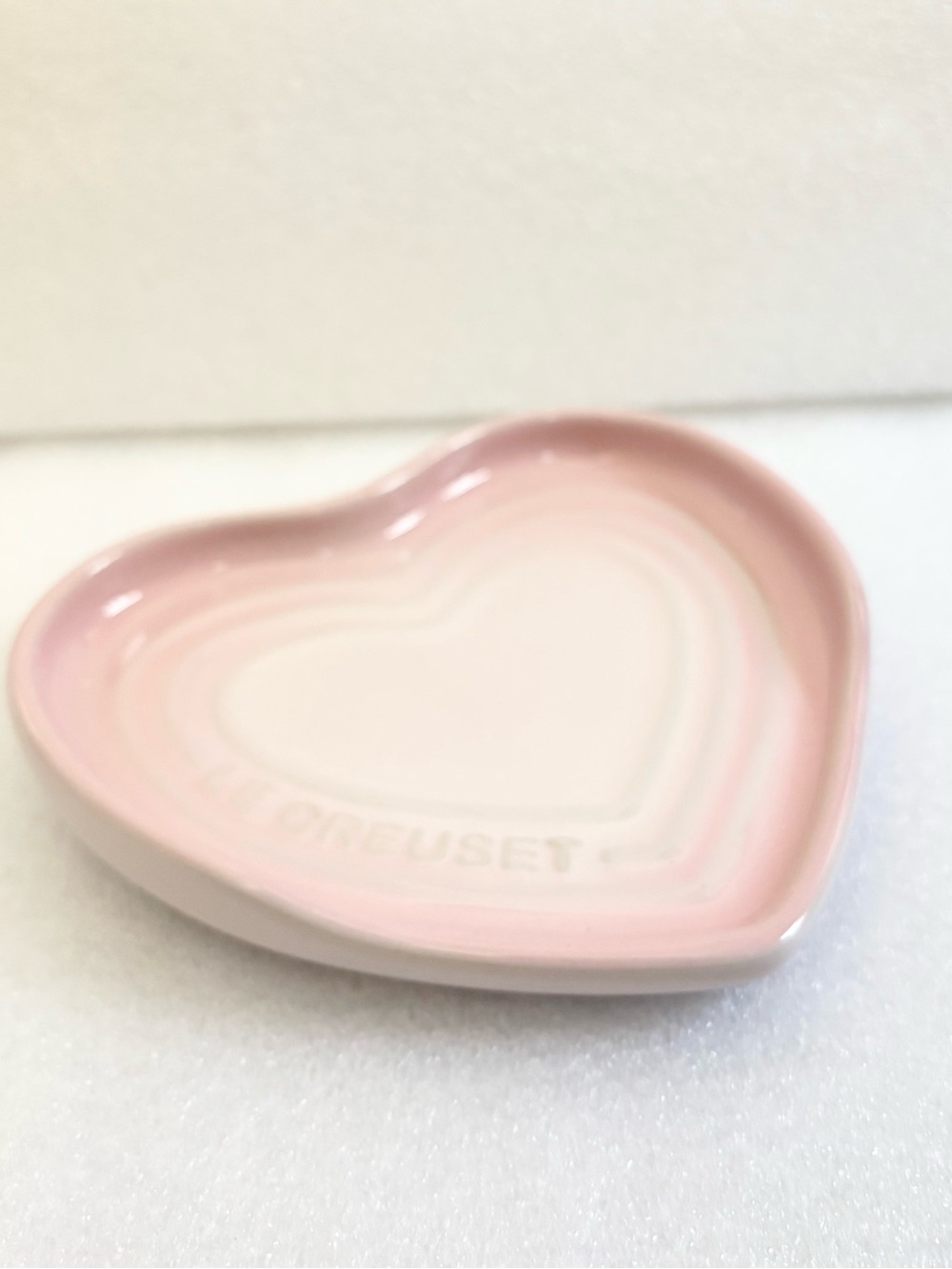 Le Creuset Pink Heart-Shaped, Spoon Rest. - Picture 6 of 6